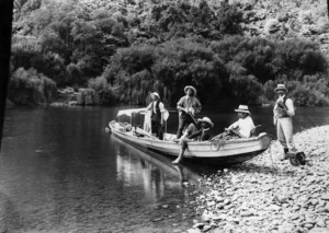 Men on a boat, Whanganui River