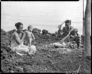 Samoan mothers with their young children