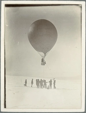 Ascent of a hydrogen balloon at Barrier Inlet during the British Antarctic Expedition 1901-04