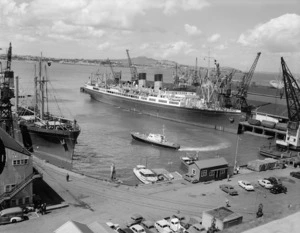 Auckland wharves, including the ship Monowai