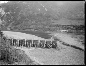 Eel or fish weir at Pungarehu, on the banks of the Whanganui River