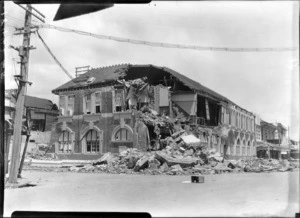 1931 Hawke's Bay earthquake, corner Queen Street East and Russell Street, Hastings, damaged building