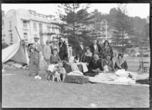 1931 Hawke's Bay earthquake, Marine Parade, Napier, small group of people with their belongings