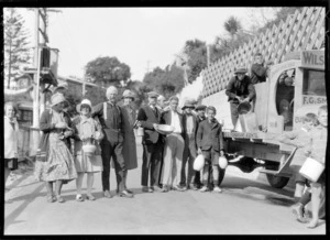 1931 Hawke's Bay earthquake, people in line waiting to receive water