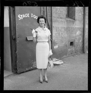 Vivien Leigh at the stage door of the Opera House, Wellington