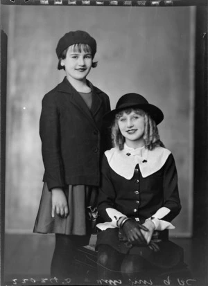 Bebe de Roland, dancer, as a child, with another girl