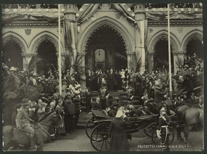 Sarony Studio: Photograph of the Duke and Duchess of Cornwall and York arriving at Parliament Buildings, Wellington
