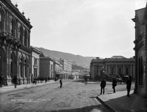 Burton Brothers 1868-1898 : View of Lambton Quay, Wellington, with the Union Bank and a fountain at right centre