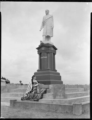 Memorial statue of Sir Maui Pomare at Manukorihi Pa, Waitara, with Hera Retimana alongside