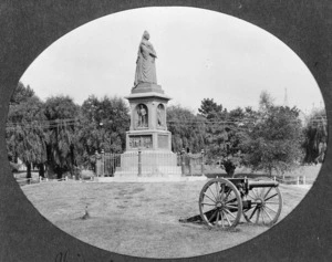 The monument to Queen Victoria, and a gun used in the South African War, Christchurch