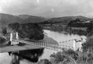 Suspension bridge over the Hutt River at Maoribank