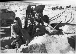 New Zealand soldiers and howitzer, during manoeuvres, Helwan, Egypt, World War 2