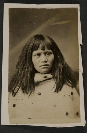Photographer unknown :Portrait of unidentified Maori girl
