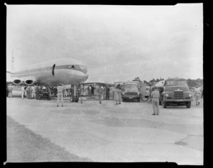 Comet aeroplane refuelling, Whenuapai, Auckland Region