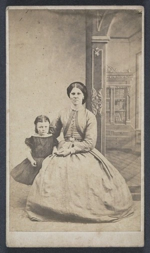 Photographer unknown :Portrait of unidentified woman and child