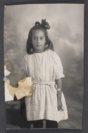Photographer unknown :Portrait of unidentified young girl