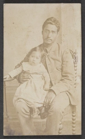 Photographer unknown :Portrait of unidentified Maori man and child