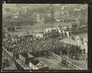 Creator unknown : Photograph of a crowd on Lyttelton wharf