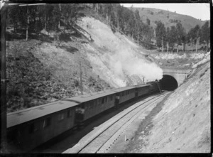 Passenger train entering the Chain Hills Tunnel near Wingatui Junction, in October 1925.
