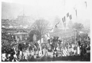 Crowd at a peace celebration, Parliament grounds, Wellington, after World War 1