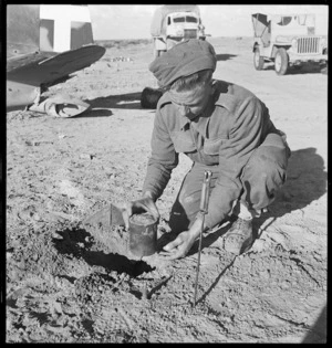 World War 2 New Zealand engineer clearing mines in Tripoli