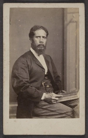 Photographer unknown :Portrait of unidentified Maori man