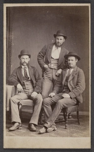 Photographer unknown :Portrait of three unidentified men