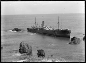 Wreck of the S S Devon at Pencarrow Head, Wellington, 1913.