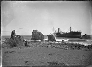 Wreck of the S S Devon at Pencarrow Head, Wellington, 1913.