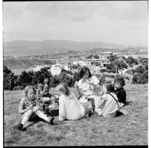 Primary school children on an outing to the Byrd Memorial and the Dominion Museum, 1974.