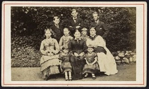 Photographer unknown :Portrait of unidentified group