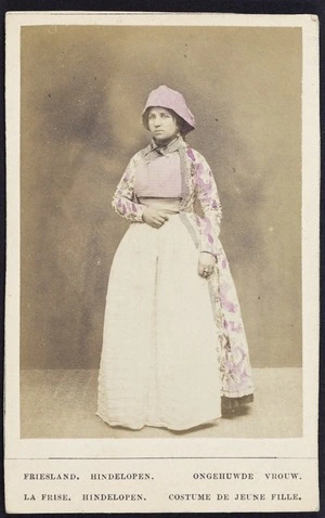 Photographer unknown :Portrait of an unidentified woman in dutch costume