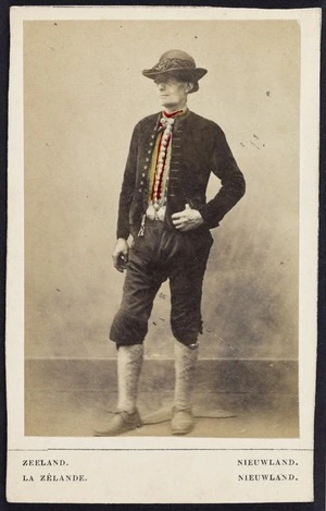 Photographer unknown :Portrait of an unidentified man in dutch costume