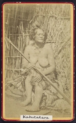 Photographer unknown :Portrait of Kahutatara, mother of Piri Kawau