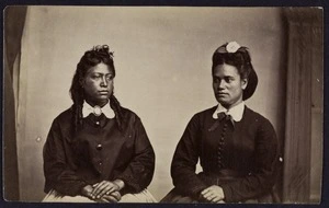 Photographer unknown :Portrait of two unidentified women