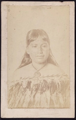 Photographer unknown :Portrait of unidentified young woman