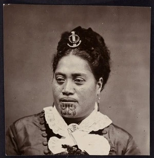 Photographer unknown :Head and shoulders portrait of Irihapeti Te Paea (Hahau)