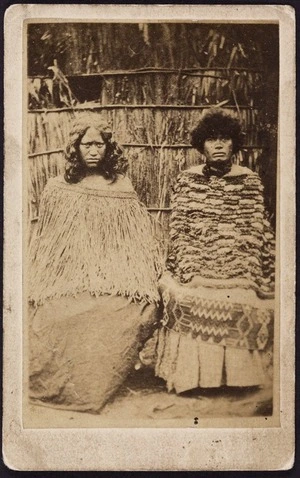 Photographer unknown: Portrait of two unidentified women