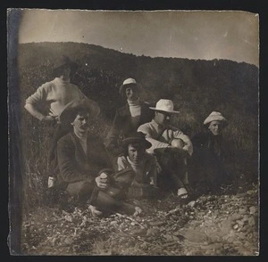 Bothamley, Grafton : Photograph of the Iorangi crew, East Bay