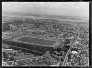 Alexandra Park trotting and show grounds with Manukau Road in foreground, with Greenlane Hospital and One Tree Hill beyond, Epsom, Auckland City