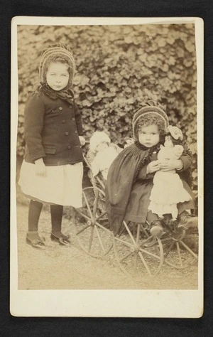 Mary Vida Pearce and Agnes Isobel Pearce