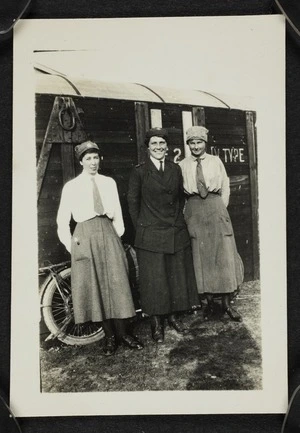 Agnes Isobel Pearce (later Stout) with two unidentified women, possibly at Brockenhurst, England, during World War One