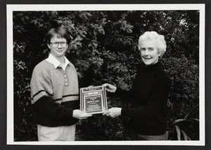 Dr Vida Mary Stout presenting the George Mercer Award to Curtis M Lively