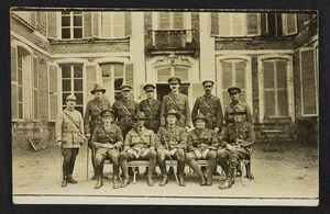 Group portrait of the NZEF Field Ambulance , no 1, France