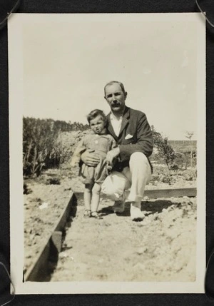 Thomas Duncan McGregor Stout with his young son Robert Edward Stout