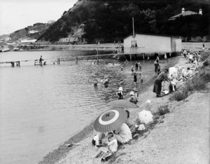 People on Hataitai Beach, Wellington