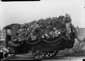 State funeral of Prime Minister William Ferguson Massey, [tribute car?], Wellington