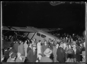 Crowd of people around a De Havilland DH89 Rapide plane