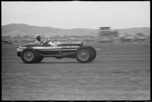 Ron Roycroft racing an Alfa Romeo at the New Zealand Grand Prix, Ardmore