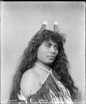 Maori woman wearing korowai